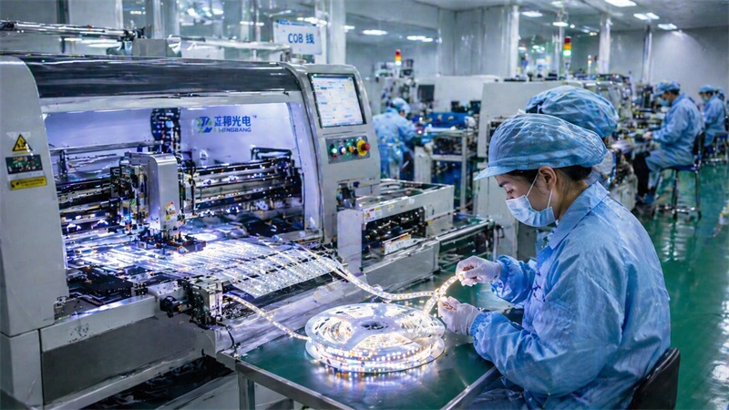 LED灯带生产车间。。.JPG