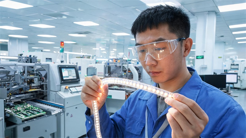 LED灯带生产车间.JPG