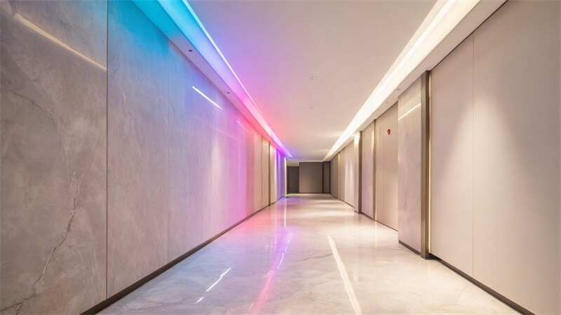jimeng-2026-08-20-8818-8K超写实商业照明场景，一条RGBW COB灯带安装在现代酒店走廊建筑线性灯槽内...