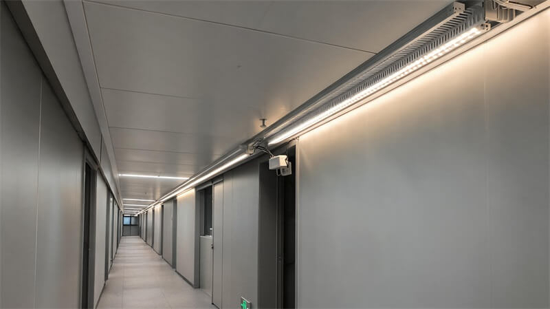 jimeng-2026-09-24-3406-8K超写实24V高密度COB LED灯带长距离安装在办公走廊铝型材灯槽内,展示分... jimeng-2026-09-24-3406-8K超写实24V高密度COB LED灯带长距离安装在办公走廊铝型材灯槽内,展示分...