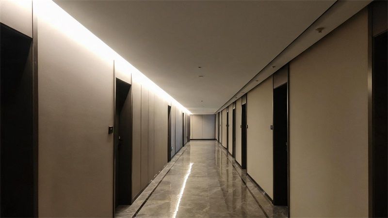 30米LED灯带如何避免压降？长距离供电设计与工程解决方案